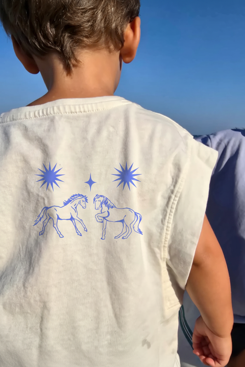 Camiseta con diseño centrado en la espalda